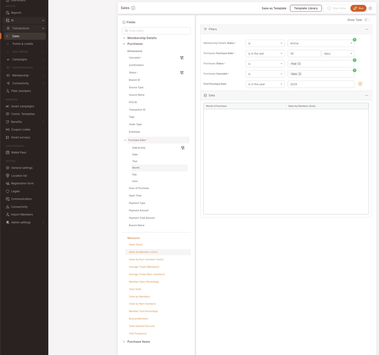 BI Umsatz-Berichts-Builder, vollständig konfiguriert. Filter gesetzt: Status der Mitgliedschaftsdetails ist Aktiv (1 Wert), Kaufdatum der Käufe liegt in den letzten 30 Tagen, Status der Käufe ist final (1 Wert), Storniert der Käufe ist falsch (1 Wert), Datum des ersten Kaufs liegt im Jahr 2026. Felder-Panel zeigt Mitgliedschaftsdetails eingeklappt, Käufe expandiert — die Dimensionen (Storniert, Bestätigung, Status, Filial-ID, Quellentyp usw.) und eine Kaufdatum-Untergruppe mit Datums-Granularitätsoptionen (Datum &amp; Uhrzeit, Datum, Jahr, Monat — ausgewählt/hervorgehoben, Tag, Stunde). Unten ist der Kennzahlen-Bereich in Orange sichtbar mit Optionen wie Umsatz (Summe), Umsatz nach Mitgliedern (Summe) — ausgewählt und hervorgehoben, Umsatz nach Nicht-Mitgliedern (Summe), Durchschnittlicher Bon (Mitglieder), Mitglieder-Umsatzanteil, Gesamtbesuche, kaufende Mitglieder usw.