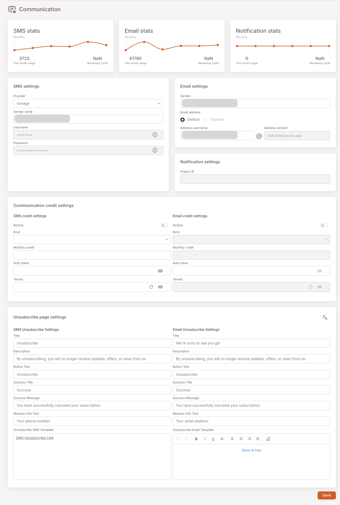 Einstellungsseite Kommunikation. Obere Reihe: SMS-Statistiken / E-Mail-Statistiken / Benachrichtigungsstatistiken — jede ein kleines Monatsdiagramm mit den Zahlen "This month usage" und "Remaining credit". Mittlere Reihe: SMS-Einstellungskarte (Provider Vonage, Sender name, Username, Password) und E-Mail-Einstellungskarte (Sender, Email address, Default/Custom-Radio, Address username, Address domain) plus Benachrichtigungseinstellungen (Project ID). Untere Sektion: Einstellungen für Kommunikationsguthaben — SMS-Guthaben-Einstellungen (Active, Kind, Monthly credit, Auth token, Tenant) und E-Mail-Guthaben-Einstellungen (gleiche Form). Unten: Einstellungen der Abmeldeseite — SMS-Abmeldeeinstellungen und E-Mail-Abmeldeeinstellungen mit den Feldern Title, Description, Button Text, Success Title, Success Message, Member Info Text, Unsubscribe SMS / Email Template.