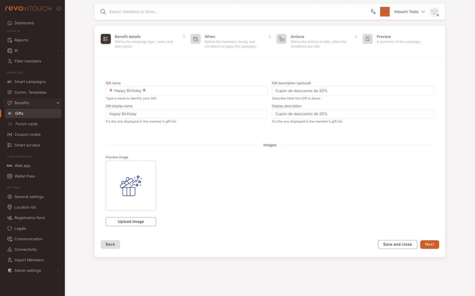 Schritt 1 — Vorteilsdetails für ein Geschenk namens "Happy Birthday". Gift display name "Happy Birthday", Gift description "Cupón de descuento de 20%", Display description "Cupón de descuento de 20%". Ein Preview-image-Upload-Slot zeigt eine stilisierte Geschenkbox-Illustration. Back- / Save-and-close- / Next-Schaltflächen unten.