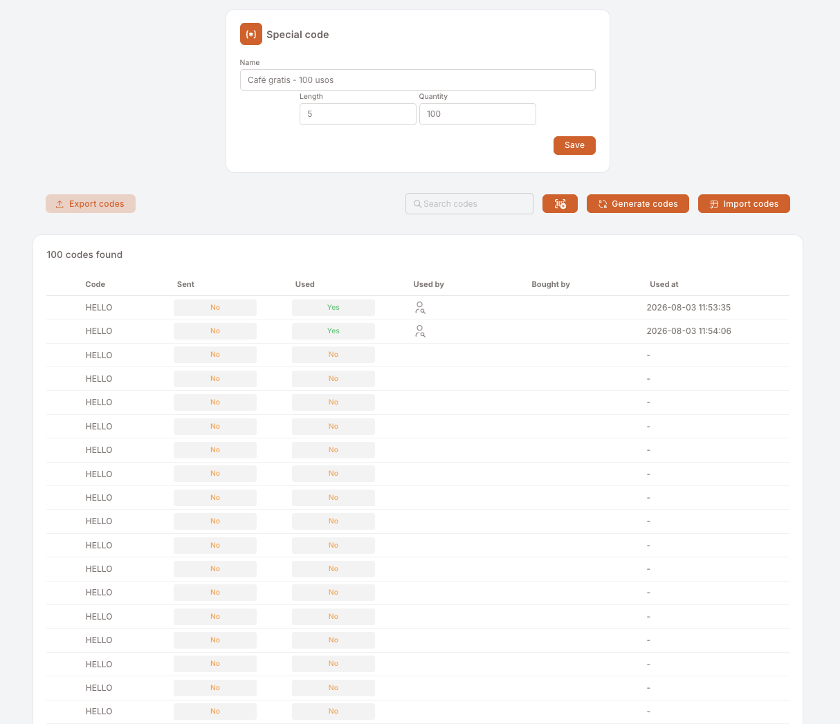 Detailansicht eines Gutscheincode-Datensatzes mit dem Namen "Café gratis - 100 usos". Das Formular Special code zeigt Name, Length 5 und Quantity 100 plus eine Save-Schaltfläche. Unter den Schaltflächen Export codes / Generate codes / Import codes steht in der Tabelle "100 codes found", und jede Zeile zeigt denselben Code, HELLO. Spalten: Code, Sent, Used, Used by, Bought by, Used at. Die ersten beiden Zeilen zeigen Used = Yes mit einem Mitglieds-Symbol unter Used by und den Zeitstempeln 2026-08-03 11:53:35 und 2026-08-03 11:54:06; die übrigen Zeilen zeigen Used = No mit leerer Spalte Used at.