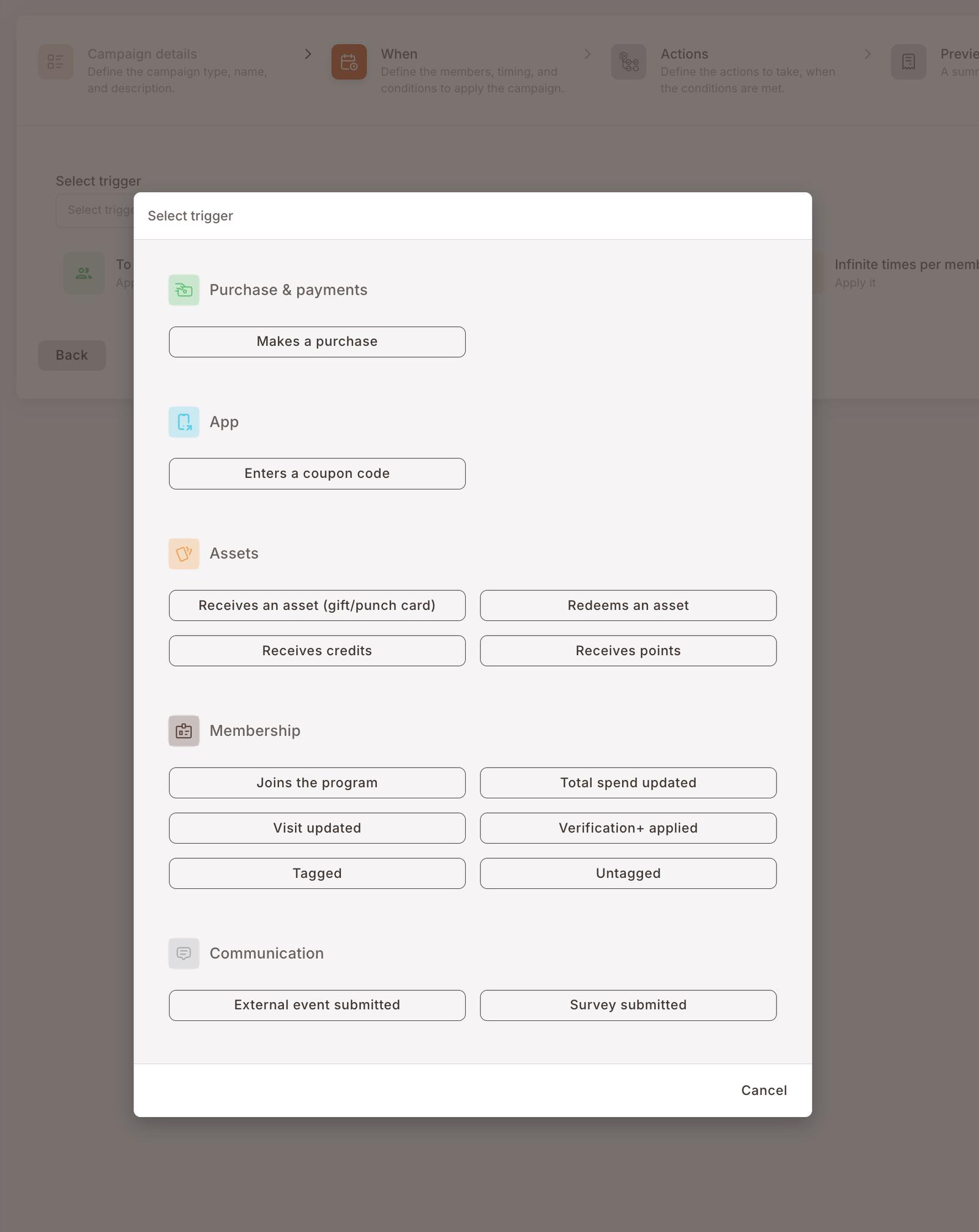 Das Modal Trigger auswählen, mit den fünf Kategoriegruppen (Käufe &amp; Zahlungen, App, Assets, Mitgliedschaft, Kommunikation) und den 14 Auslösern, die sie enthalten