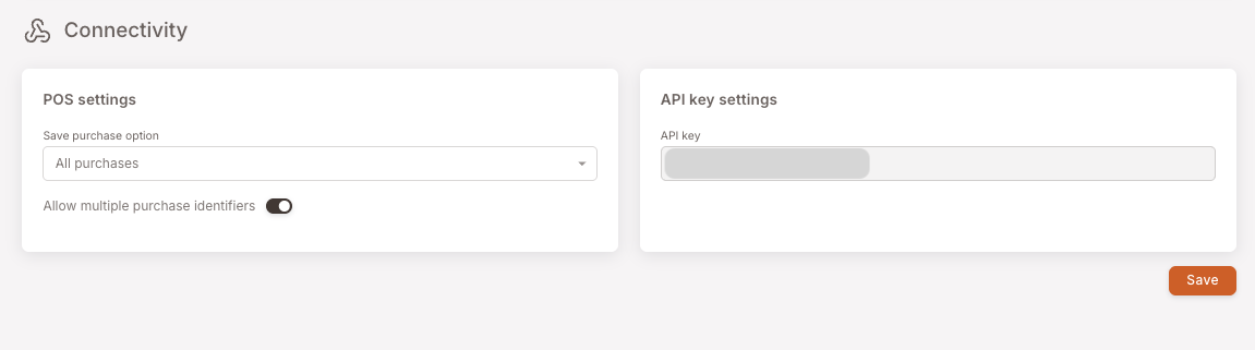 Página de Conectividad con dos tarjetas. Izquierda: Configuración de POS con la Opción de guardar compra establecida en "Todas las compras" y el interruptor Permitir múltiples identificadores de compra activado. Derecha: Configuración de clave API con el campo de la clave API (valor enmascarado).