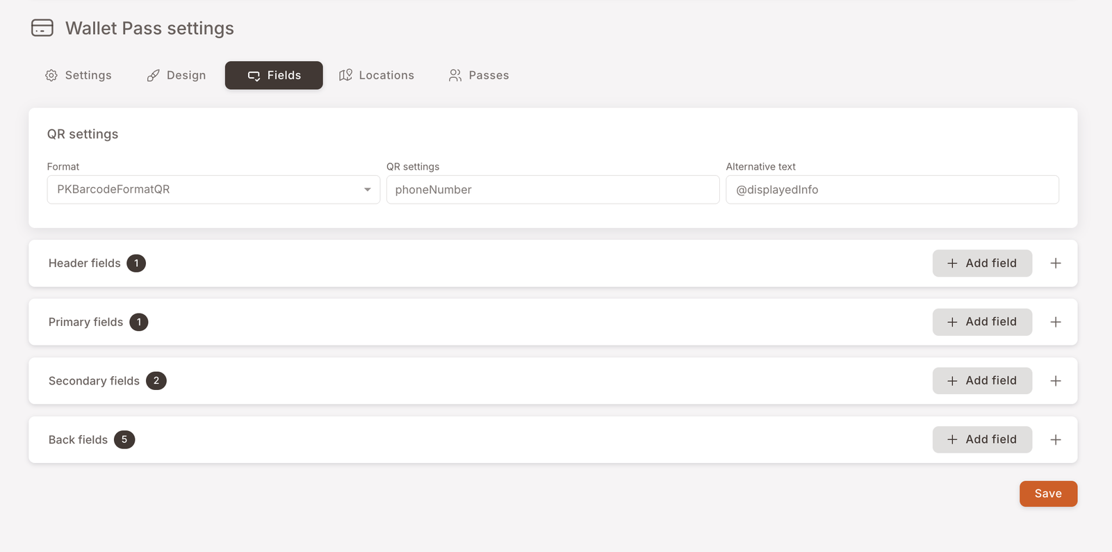 La pestaña Campos — panel de configuración de QR (Format, QR settings, Alternative text) y cuatro secciones plegables: Header fields (1), Primary fields (1), Secondary fields (2), Back fields (14)