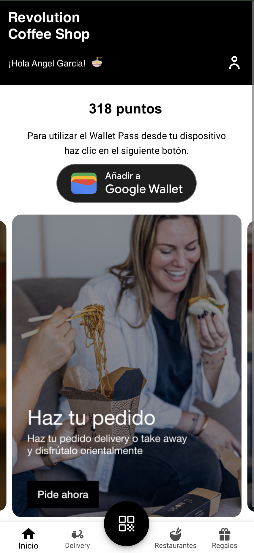 La Web app en un teléfono — cabecera "Revolution Coffee Shop" con un saludo personalizado "¡Hola Angel Garcia!", una tarjeta de saldo de puntos con un botón "Añadir a Google Wallet", una diapositiva de carrusel promocionando una oferta de delivery y una barra de navegación inferior con Inicio / Delivery / Restaurantes / Regalos