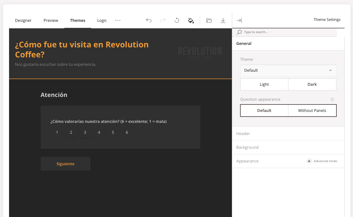 La pestaña Themes. Encuesta renderizada con un tema oscuro personalizado y una cabecera de marca. El panel derecho muestra los ajustes de Theme: dropdown Theme (Default), toggle Light / Dark, Question appearance (Default / Without Panels), colapsables Header / Background / Appearance.