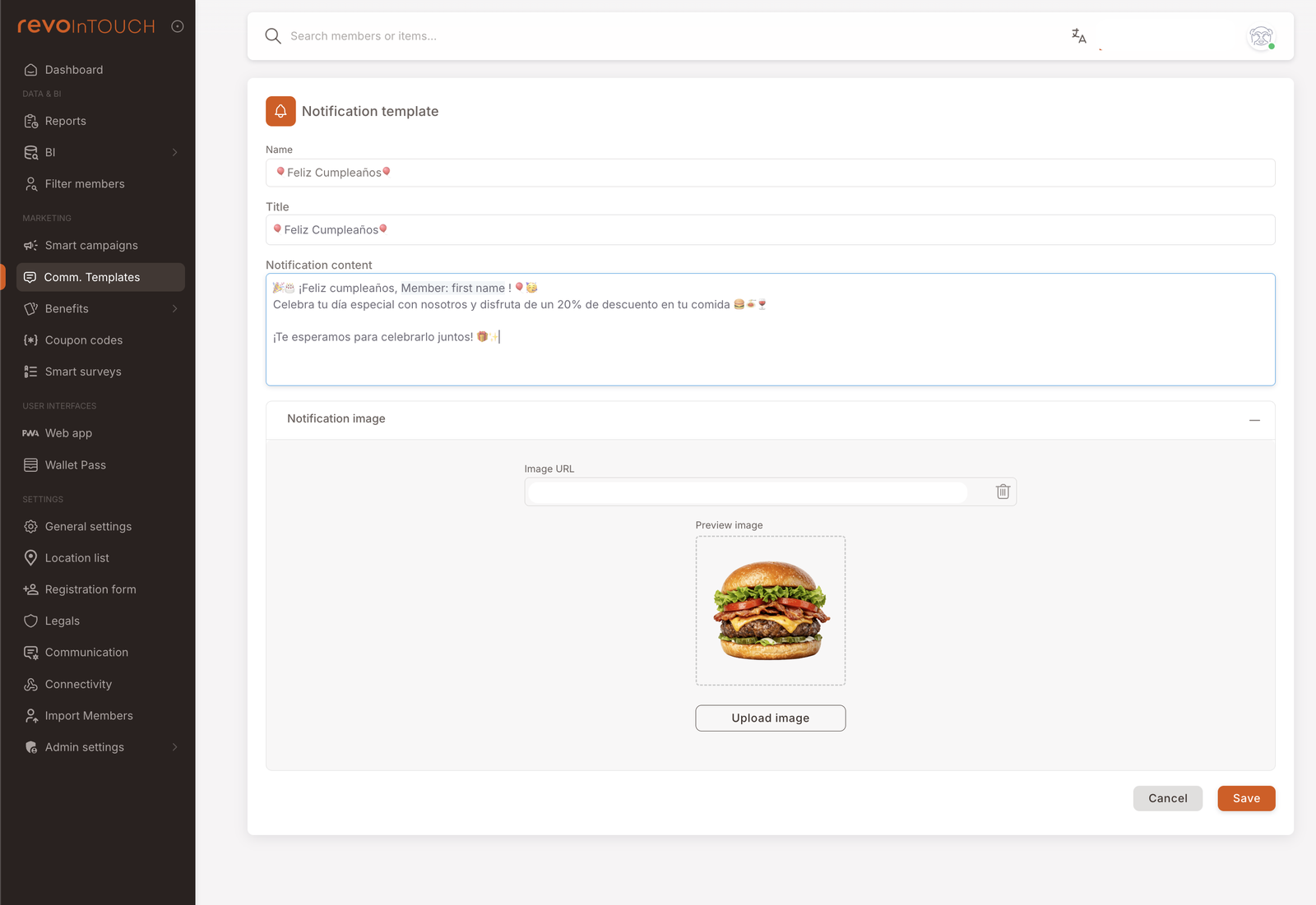 Bildirim şablonu düzenleyicisi: Ad "Feliz Cumpleaños", Başlık "Feliz Cumpleaños" ve Member: first name dinamik alanını, emojileri (🎂🎉, 🥗💛) ve İspanyolca metni ("¡Feliz cumpleaños, Member: first name! Celebra tu día especial con nosotros y disfruta de un 20% de descuento en tu comida ¡Te esperamos para celebrarlo juntos!") kullanan bir bildirim içeriği. Gövdenin altında Bildirim görseli bölümü genişletilmiş: bir Görsel URL'si alanı, bir Görsel önizleme küçük resmi (hamburger fotoğrafı) ve bir Görsel yükle düğmesi. Sağ alttaki Cancel / Save düğmeleri.