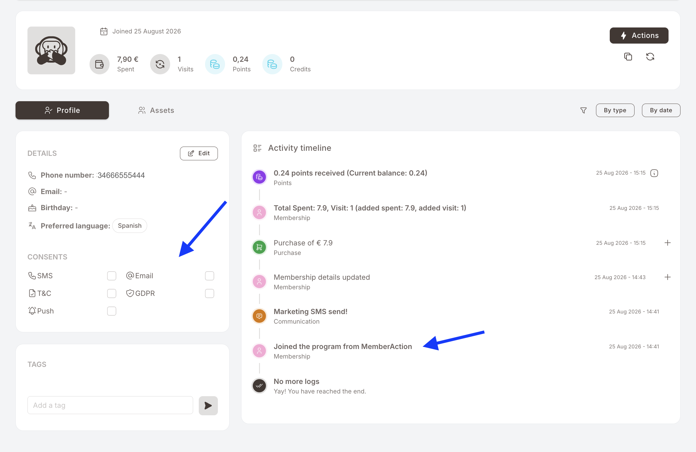 POS'tan hızlı kayıttan birkaç dakika sonraki bir üye profili. Details panelinde yalnızca bir telefon numarası var; Email ve Birthday boş tire. Consents altındaki beş kutunun tamamı — SMS, Email, T&amp;C, GDPR, Push — işaretsiz. Tags paneli boş. Sağdaki aktivite akışı en yeniden eskiye şunları gösteriyor: alınan puanlar, toplam harcama güncellemesi, 7,90 €'luk bir alışveriş, üyelik bilgilerinin güncellenmesi, "Marketing SMS send!" iletişim olayı ve en altta "Joined the program from MemberAction".