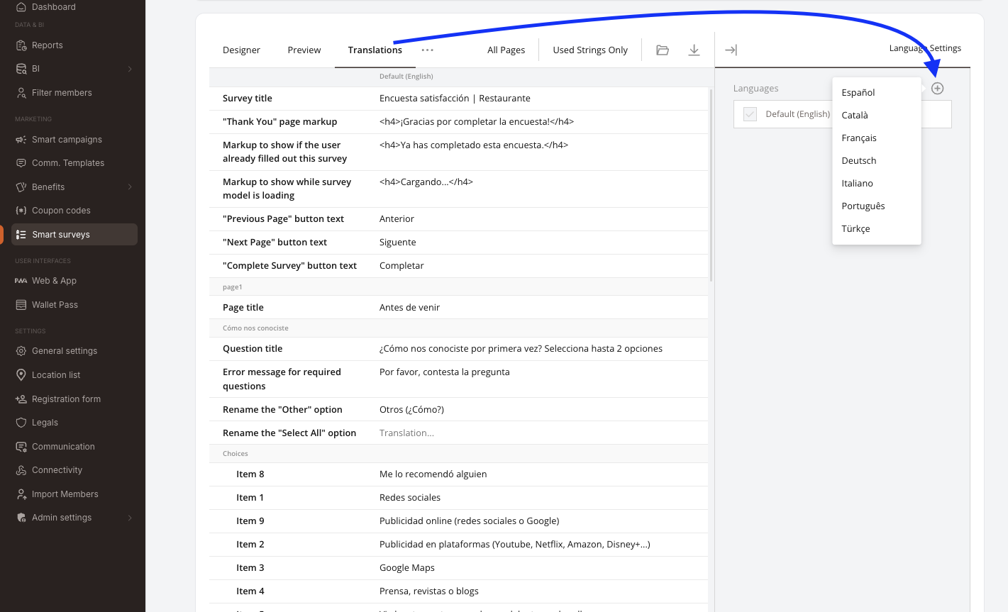 Anket oluşturucudaki Translations sekmesi. Sekme çubuğu: Designer / Preview / Translations, All Pages ve Used Strings Only filtreleri ile içe / dışa aktarma simgeleri. Tablo, solda çevrilebilir her metni listeler (Survey title, "Thank You" sayfası markup'ı, Previous / Next / Complete düğme metinleri, sayfa başlıkları, soru başlıkları, hata mesajları, yanıt seçenekleri); Default (English) sütunu İspanyolca doldurulmuş. Sağda Language Settings paneli eklenmiş dilleri listeler ve + düğmesi mevcut dillerin açılır listesini açar: Español, Català, Français, Deutsch, Italiano, Português, Türkçe.
