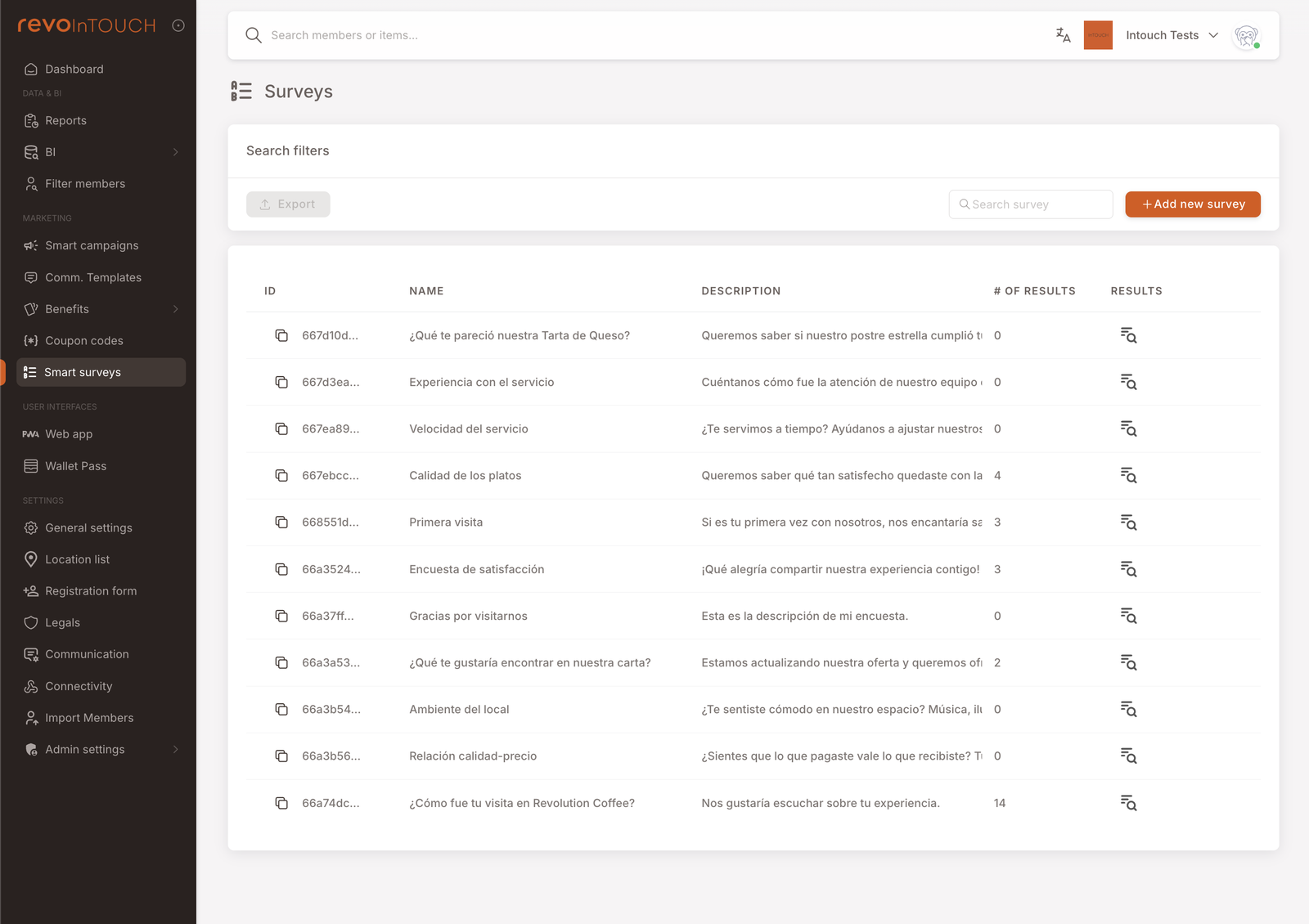 Akıllı Anketler liste görünümü. Üst kısımda arama ve "+ Add new survey" düğmesi olan bir araç çubuğu. Tablo sütunları: ID, Name, Description, # of Results, Sonuç eylemi. Satırlar arasında "¿Qué te pareció nuestra Tarta de Queso?", "Experiencia con el servicio", "Velocidad del servicio", "Calidad de los platos", "Primera visita", "Encuesta de satisfacción", "Gracias por visitarnos", "Qué te gustaría encontrar en nuestra carta?", "Ambiente del local", "Relación calidad-precio", "¿Cómo fue tu visita en Revolution Coffee?". Her satırda sağda bir sonuç simgesi eylemi var.